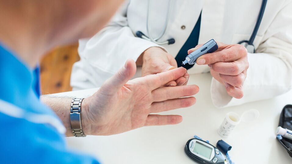 O médico toma sangue para o azucre na diabetes